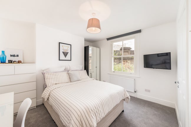 Lovely Top Floor En-Suite by Battersea Park  Main Photo