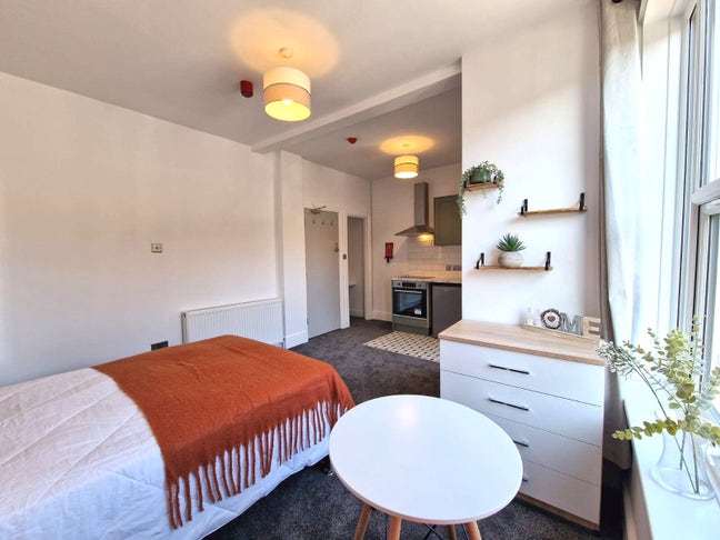 ** STUDIOS En Suites Near JQ - No Bills to Pay! Main Photo