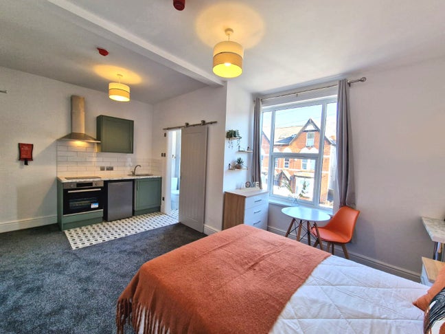 ** STUDIOS En Suites Near JQ - No Bills to Pay! Main Photo