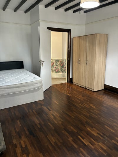 Double room including bills for single person  Main Photo