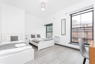6 bed pub conversation with 4 bathrooms.  Main Photo