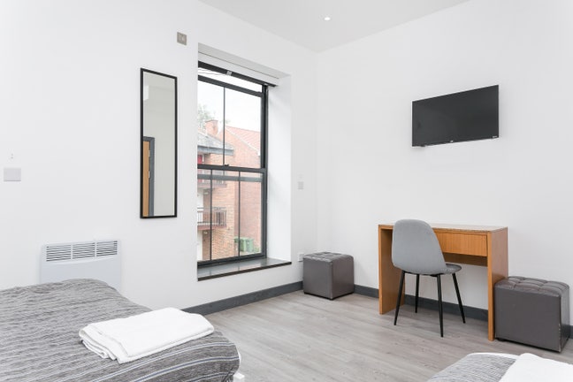 6 bed pub conversation with 4 bathrooms.  Main Photo