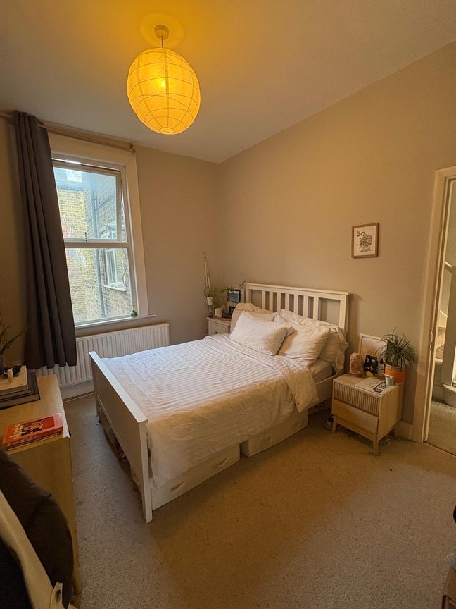 Double room available in spacious Camberwell house Main Photo