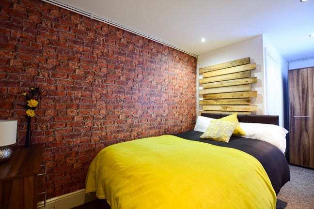 Double En-suite Room.. 📍 Fletcher Road | Stoke✨  Main Photo
