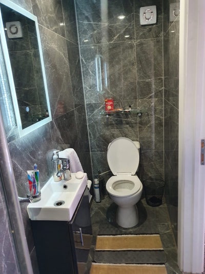 Newly furnished ensuite double bedroom . Main Photo