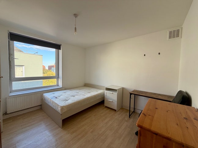 Reduced - Lovely 3 Bedroom Flat - Bow E3 Main Photo