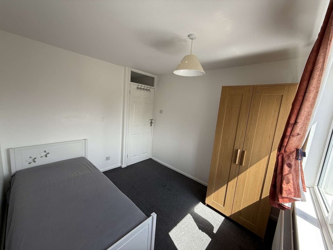Single double room near train station/ town centre Main Photo