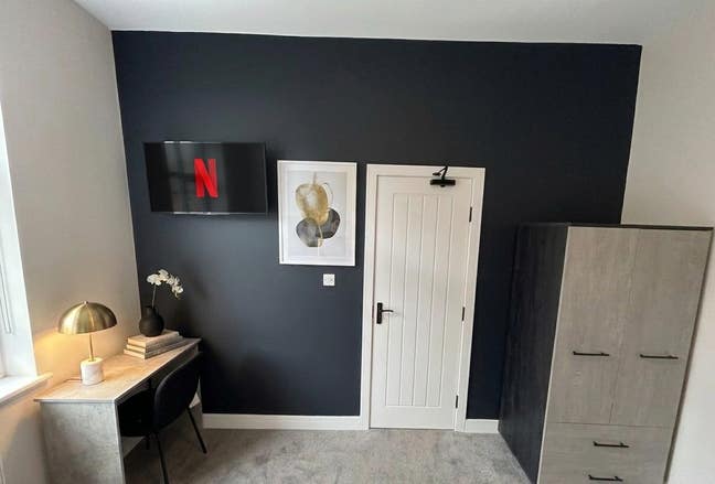 Modern Professional House Share – BL8 Main Photo