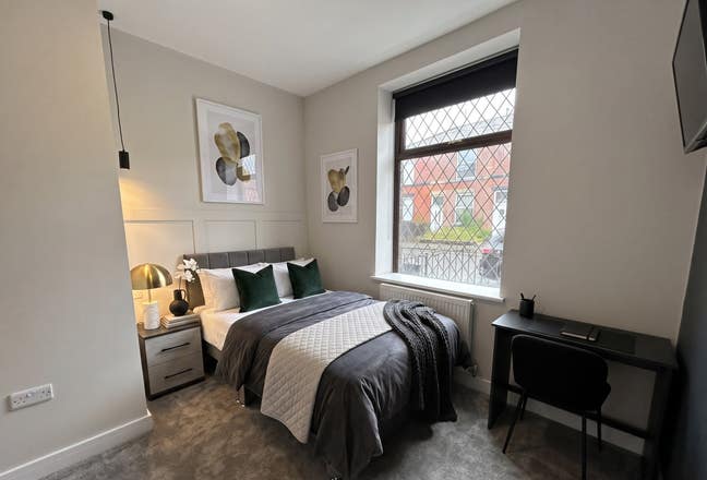 Modern Professional House Share – BL8 Main Photo