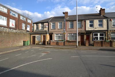 3 Bed House + Garden & Lounge + Zone 2 + Tube Stn Main Photo