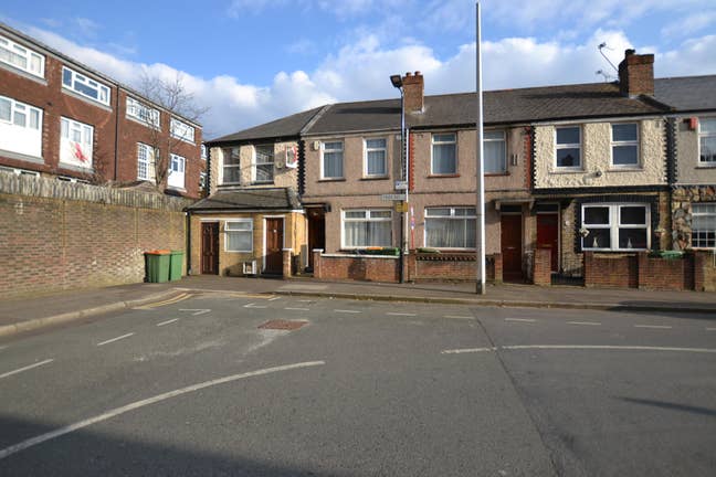 3 Bed House + Garden & Lounge + Zone 2 + Tube Stn Main Photo