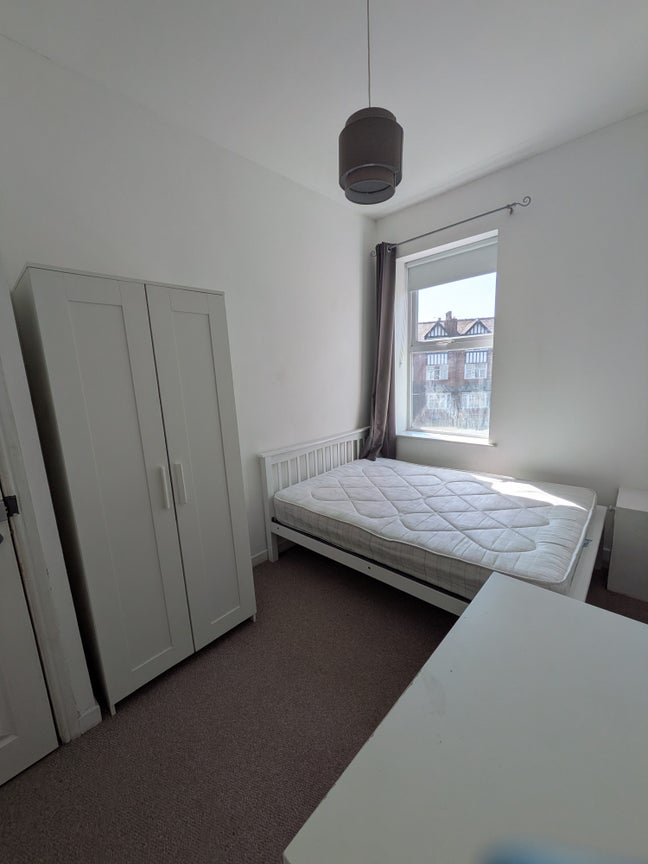 2 bedrooms available in lovely flat Main Photo