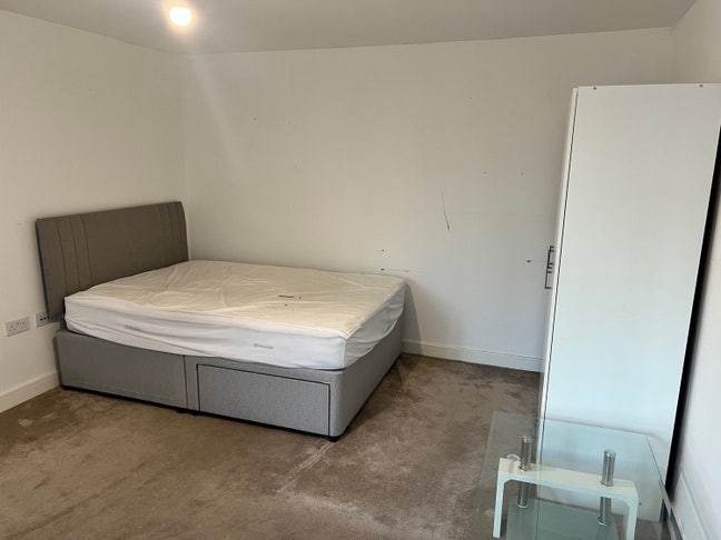 1 Double and 1 Single Room, Crawley-Bills Included Main Photo