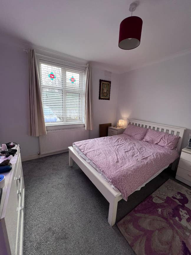 Double room available in IG6 Main Photo