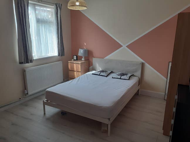Spacious double room for rent.  Main Photo