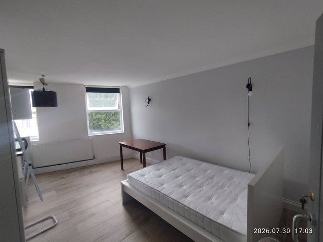 Large Double Room to let Main Photo