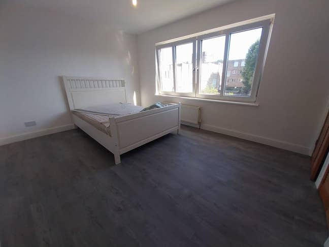 Spacious 3-Bed Flat | Leyburn Gardens, Croydon | &pound; Main Photo
