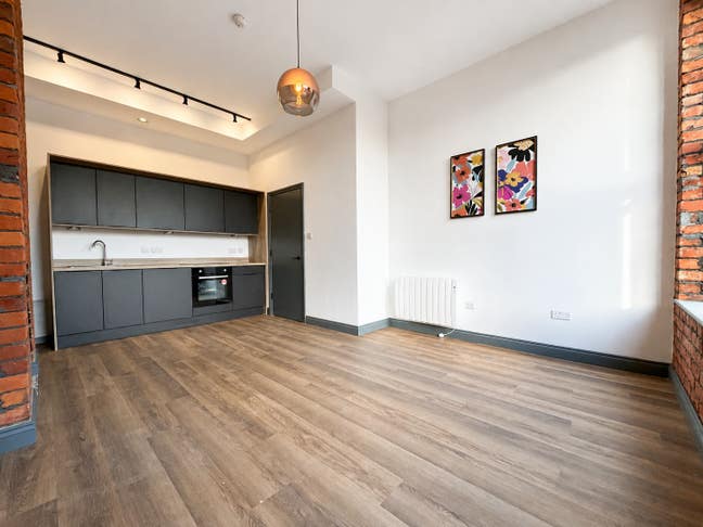 Beautiful Modern 1-Bed Flat | Leigh Town Centre Main Photo