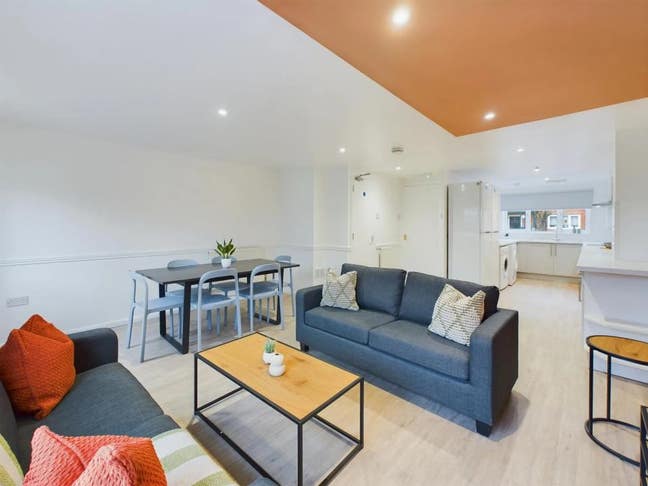 Spacious & Friendly Shared House In LE2 Main Photo