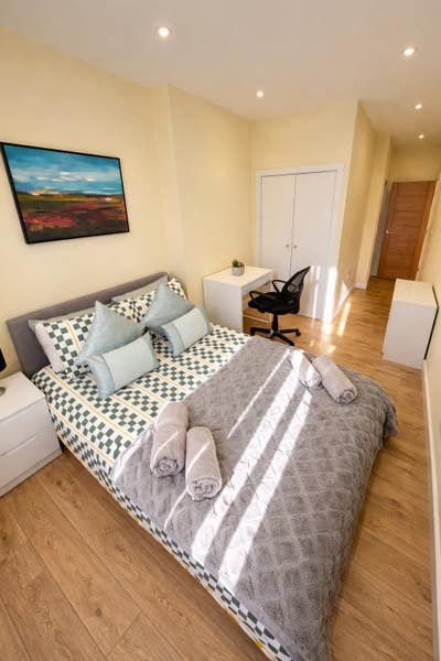 Modern 2‑bed apartment in City Centre Main Photo