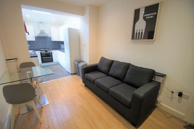  5 Bed Student Houseshare Property, Furnished Main Photo