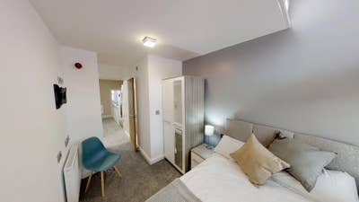 Modern Ensuite – Great Bus Links Main Photo