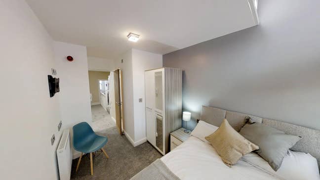 Modern Ensuite – Great Bus Links Main Photo