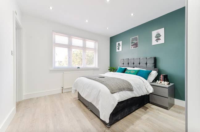 Premium Double Room | Kingston / Surbiton Main Photo