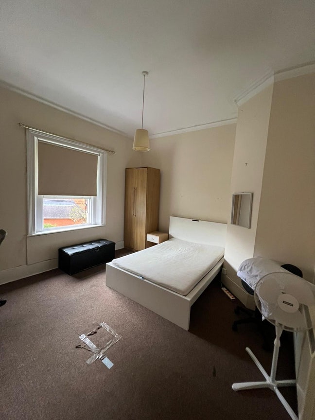 Spacious single room in Egham- 12 min to station  Main Photo