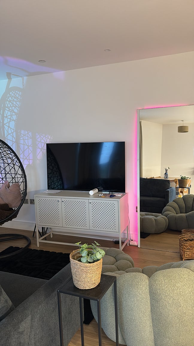 Large Room in Soho Wharf 6 mins to city center  Main Photo