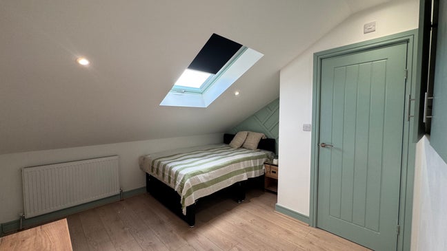 A Refurbished Beautiful and Modern House Share Main Photo