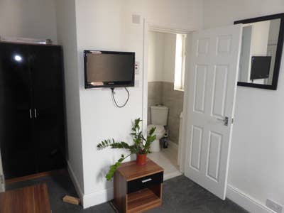 A Smart and Modern Single Bedroom with En-suite Main Photo