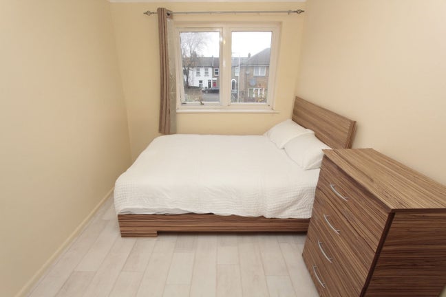 👩 Female Flat | 2 Rooms | 5 Mins to Plaistow 🚆✨ Main Photo