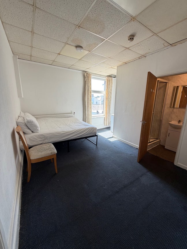 Double room en-suite Newport area Main Photo