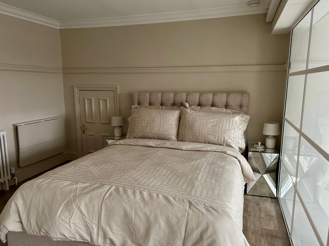 Stylish double bedroom accommodation and parking   Main Photo