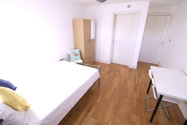 EnSuITE room ! 3 bedflat sharing w two profesional Main Photo