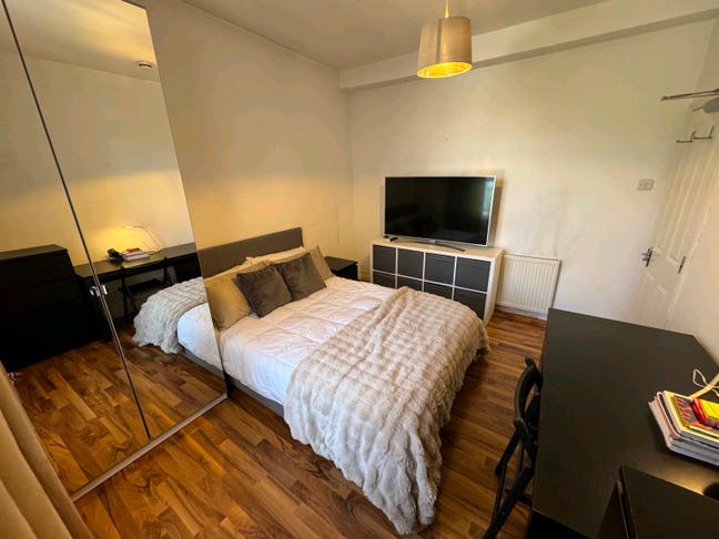 Large Double Room in female houseshare 2 mins tube Main Photo