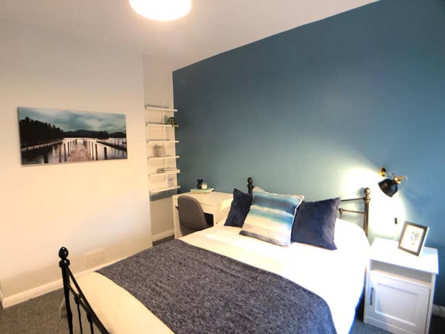 Stylish Room for Professionals Main Photo