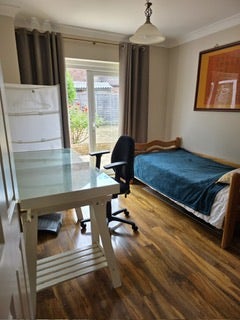 A quiet room in N/W Woking GU24 in a big house Main Photo