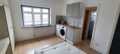 Furnished studio flat to rent in Cricklewood (NW2) Main Photo