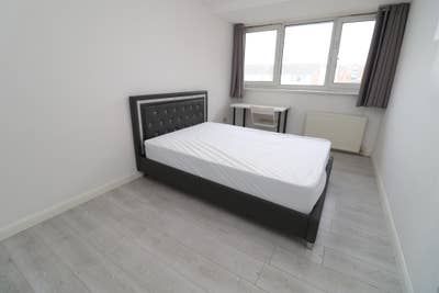 4 room walking distance from Elizabeth Line Main Photo