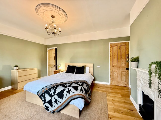 Stunning King Room NR1 with Parking NR1 (13W-JG) Main Photo