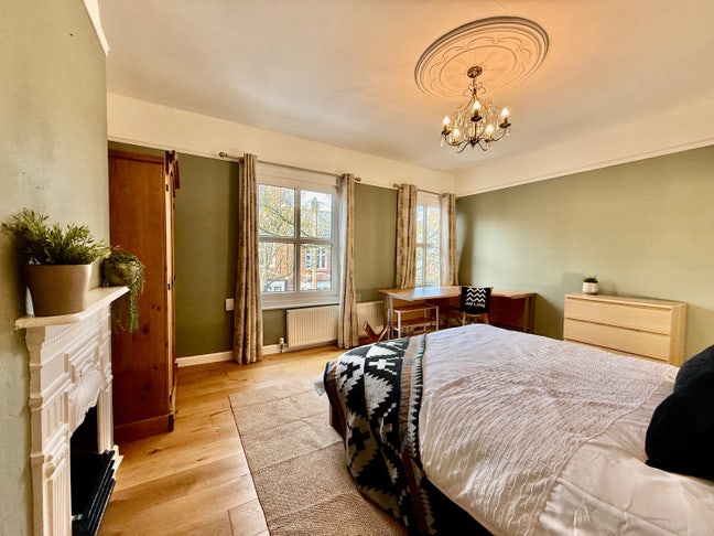 Stunning King Room NR1 with Parking NR1 (13W-JG) Main Photo