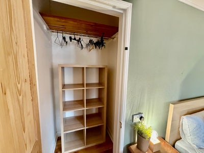 Stunning King Room NR1 with Parking NR1 (13W-JG) Main Photo
