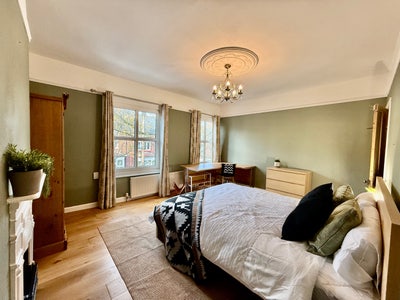 Stunning King Room NR1 with Parking NR1 (13W-JG) Main Photo
