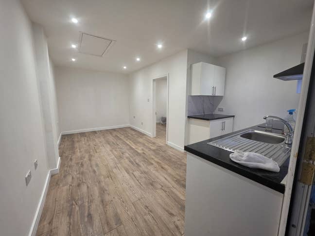 Studio Flat with ensuite bedroom  Main Photo