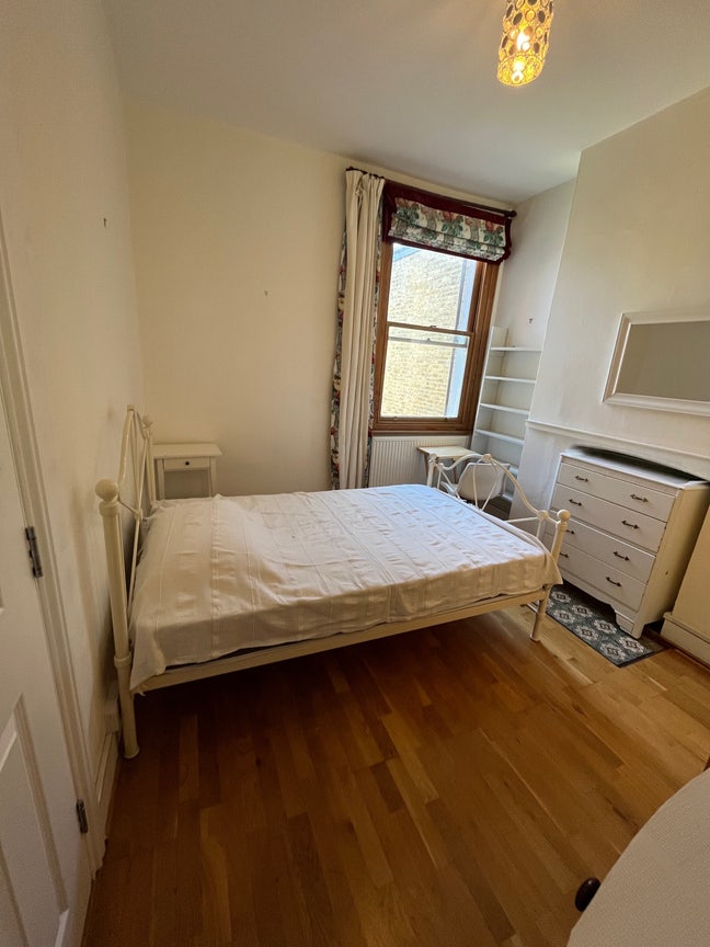 One East facing room in Quiet Clapham South.  Main Photo