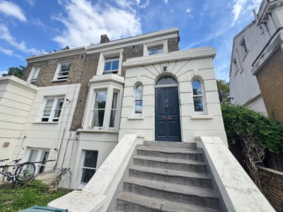 Victorian 2 beds mins from. Caly Rd & Kings Cross Main Photo