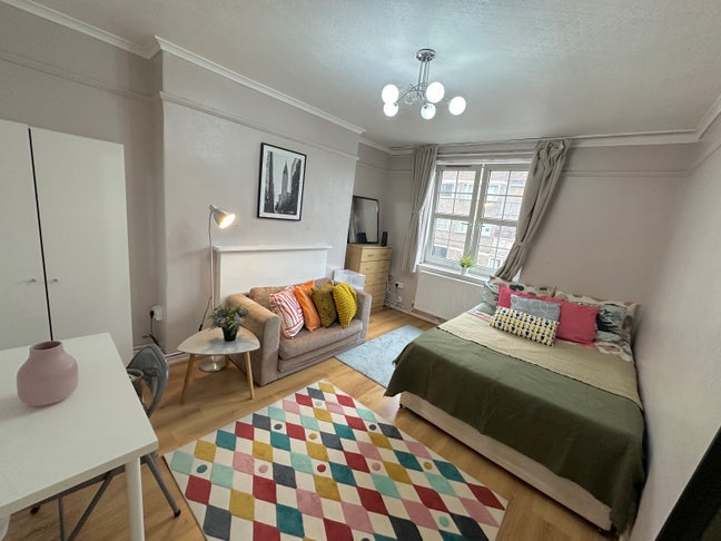 3 ROOMS available | 10m Farringdon I All bills in Main Photo