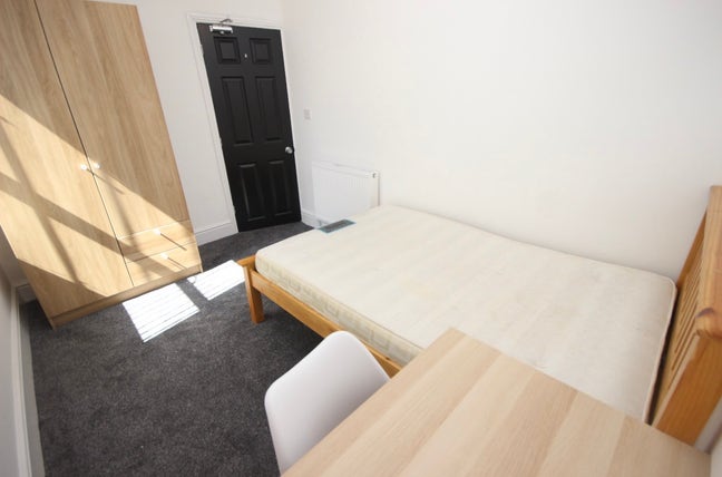 Room in friendly student house – &pound;125 bills inc Main Photo